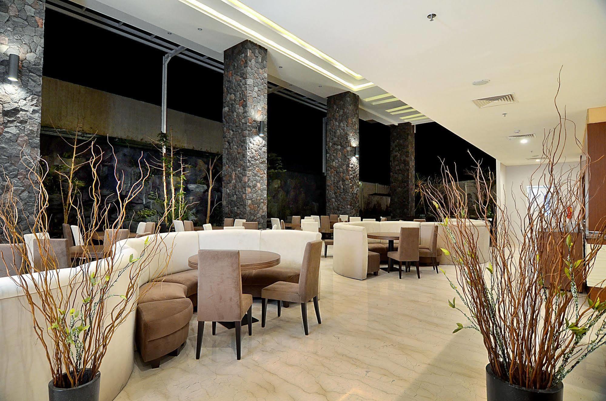 Ascent Premiere Hotel And Convention Malang Exteriér fotografie